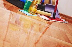 Limpieza y tratamiento de pisos.